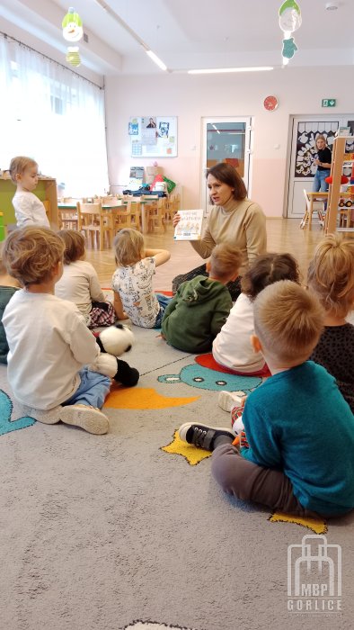 Biblioteka Gorlice, Pierwsze kroki… w świecie książek Dzieci słuchają opowiadania o kaczorku Chlapku.jpg